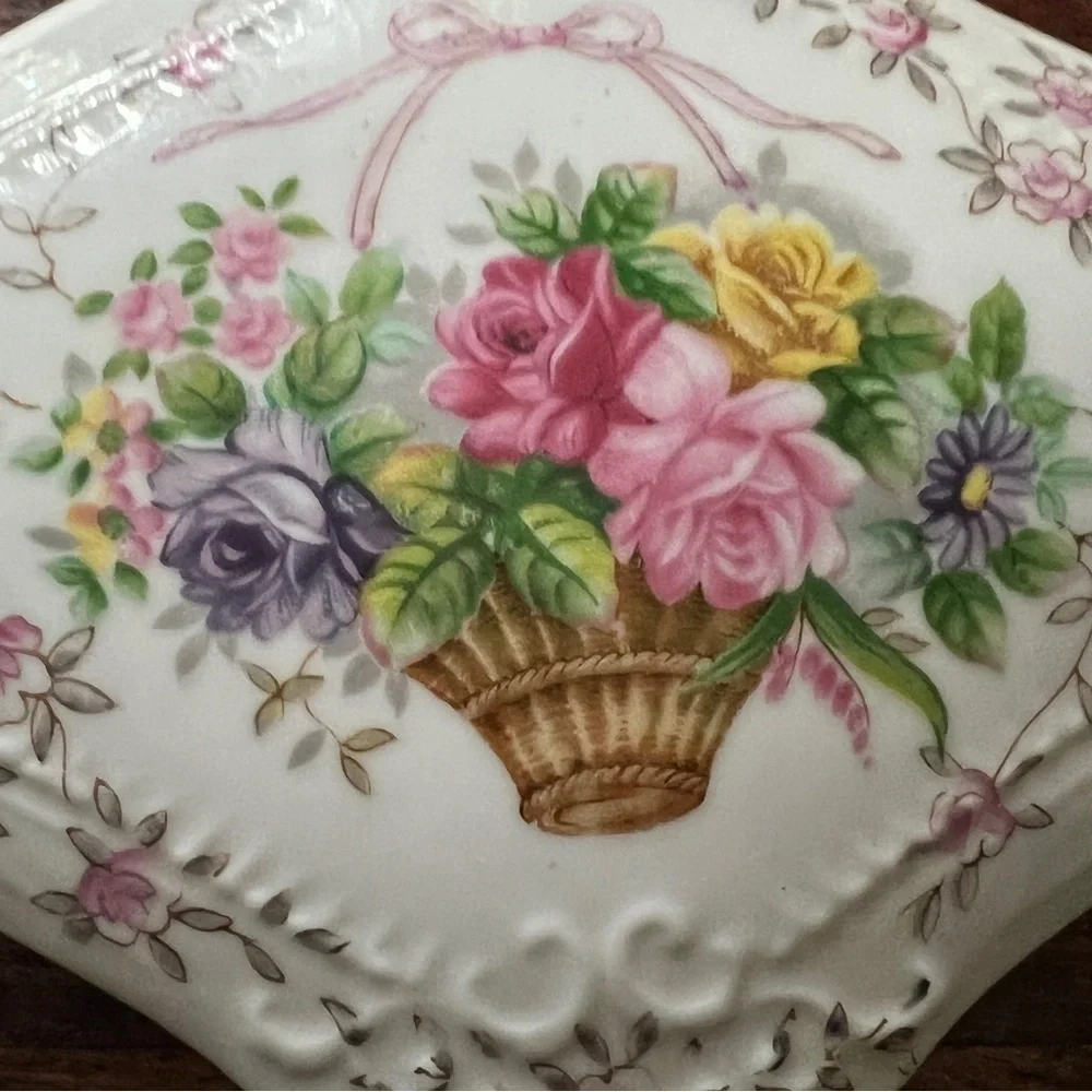 Lipper & Mann vintage Bristol Garden porcelain china trinket/jewelry box.